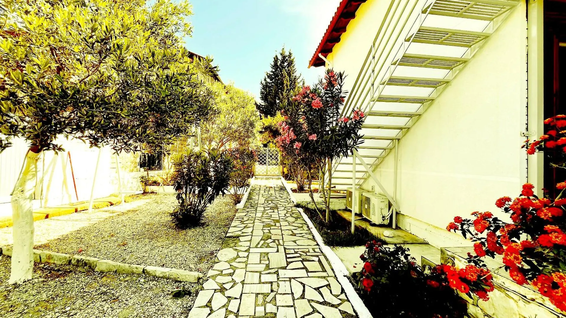 4 Seasons Apartments Himare