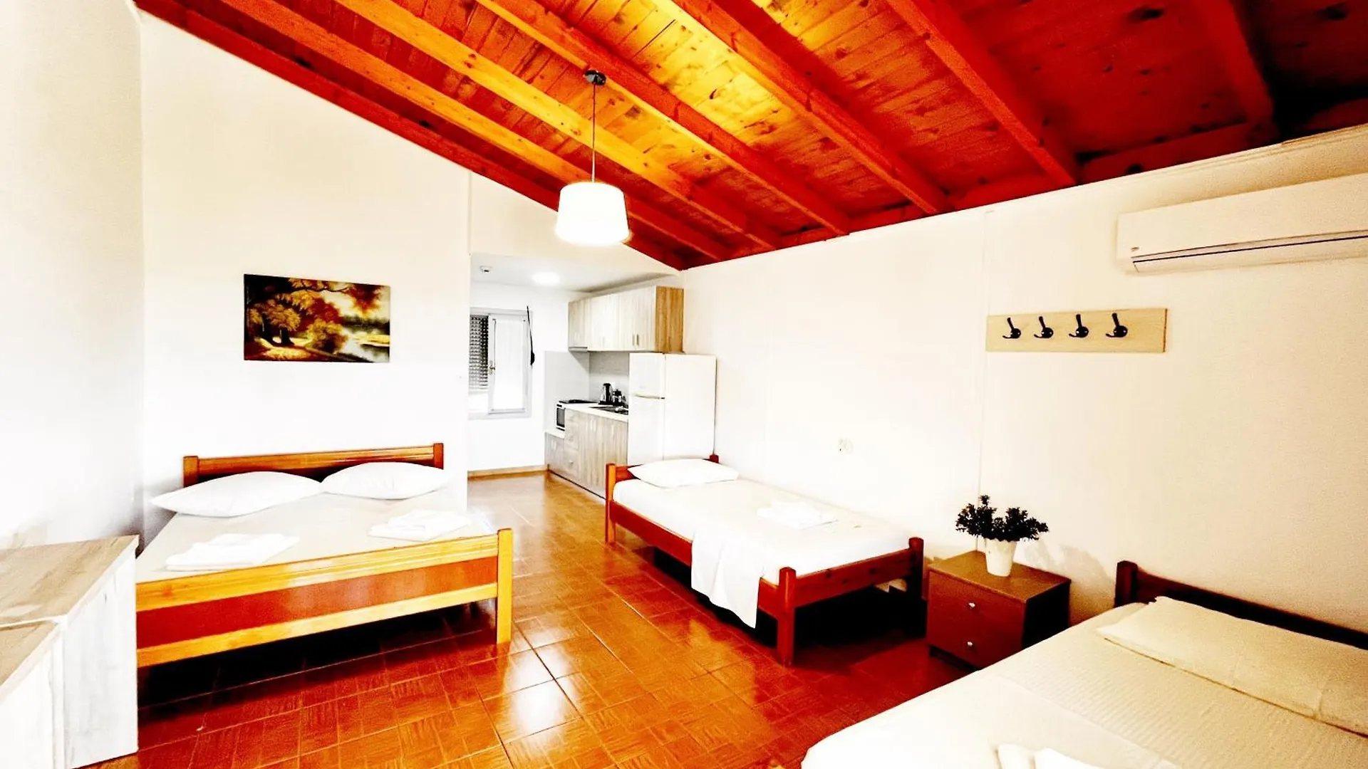 4 Seasons Apartments Himare