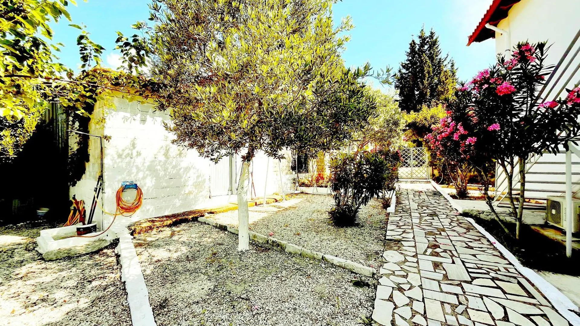 4 Seasons Apartments Himare